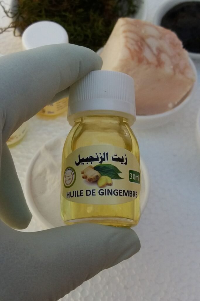 جذر الزنجبيل الطازج بهالة دافئة ومتوهجة، يرمز إلى تحسين الدورة الدموية الذي يعد من فوائد افضل كريم لتكبير الذكر مجرب.