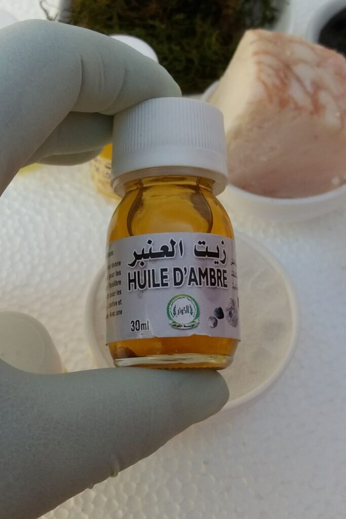 قطعة عنبر فنية يظهر بداخلها نمو خلايا متوهجة، مما يوضح دور هذا المكون في تجديد الأنسجة عند استخدام افضل كريم لتكبير الذكر مجرب.