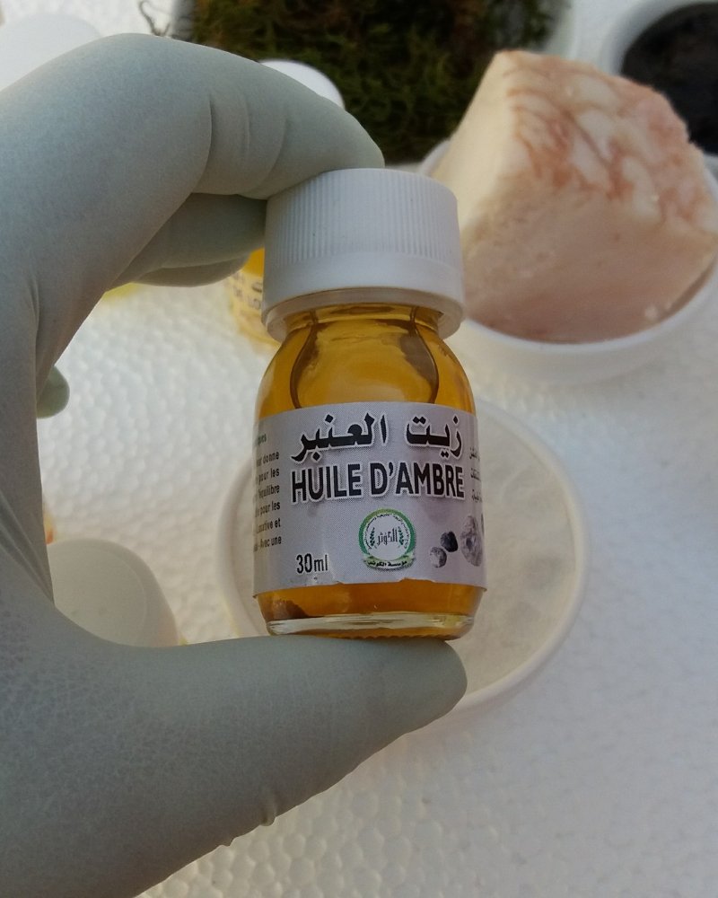 صورة مقربة لقطعة عنبر خام يخرج منها ضوء دافئ، ترمز إلى قدرة زيت العنبر على تحفيز تجديد الخلايا كجزء أساسي من اسرع علاج لتكبير الذكر.
