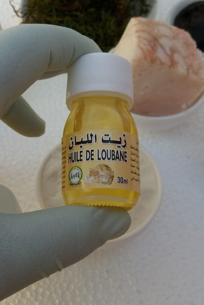 قطعة من اللبان (Frankincense) ينبعث منها ضوء قوي، ترمز إلى تعزيز قوة الانتصاب الذي يوفره افضل كريم لتكبير الذكر مجرب.